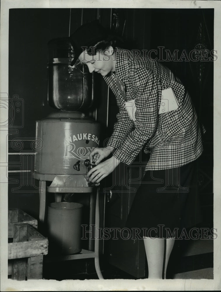 1937 Press Photo Mrs. Durfee Day, Milwaukee Society - mja16131-Historic Images