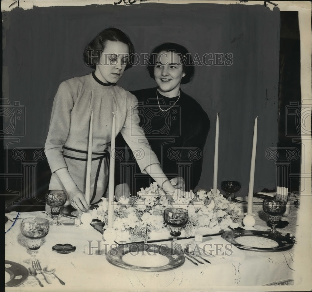 1937 Press Photo Dorothy Olson &amp; Betty Leach at luncheon on N. Wahl avenue - Historic Images