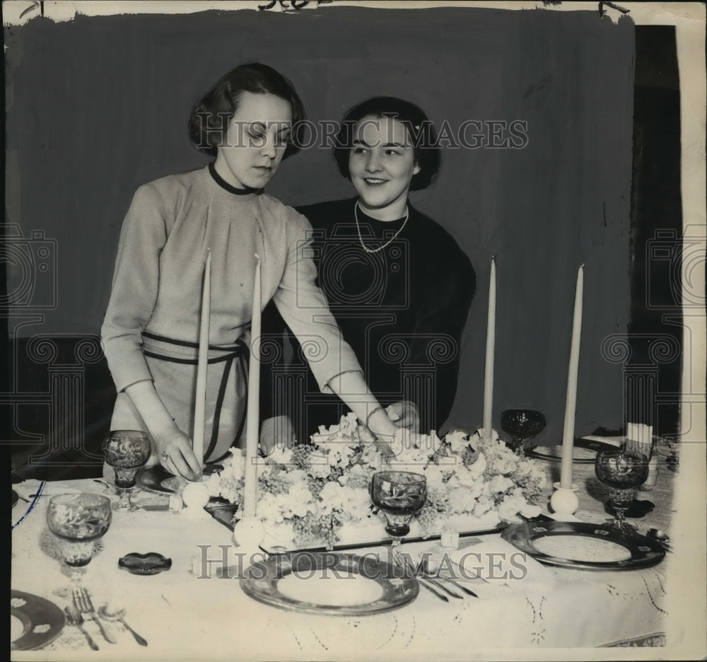 1937 Press Photo Dorothy Olson & Betty Leach at luncheon on N. Wahl avenue - Historic Images