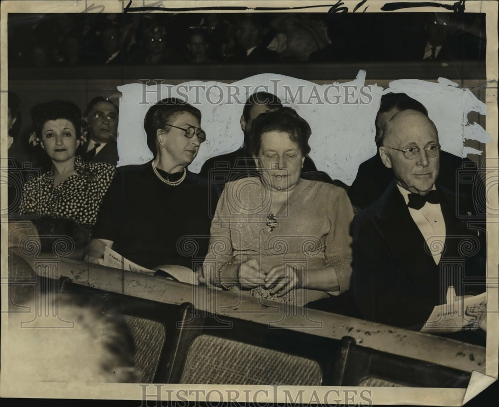 1944 Press Photo Mrs. Joseph E. Uihlein seated w/ Dr. &amp; Mrs. Arthur T. Holbrook - Historic Images