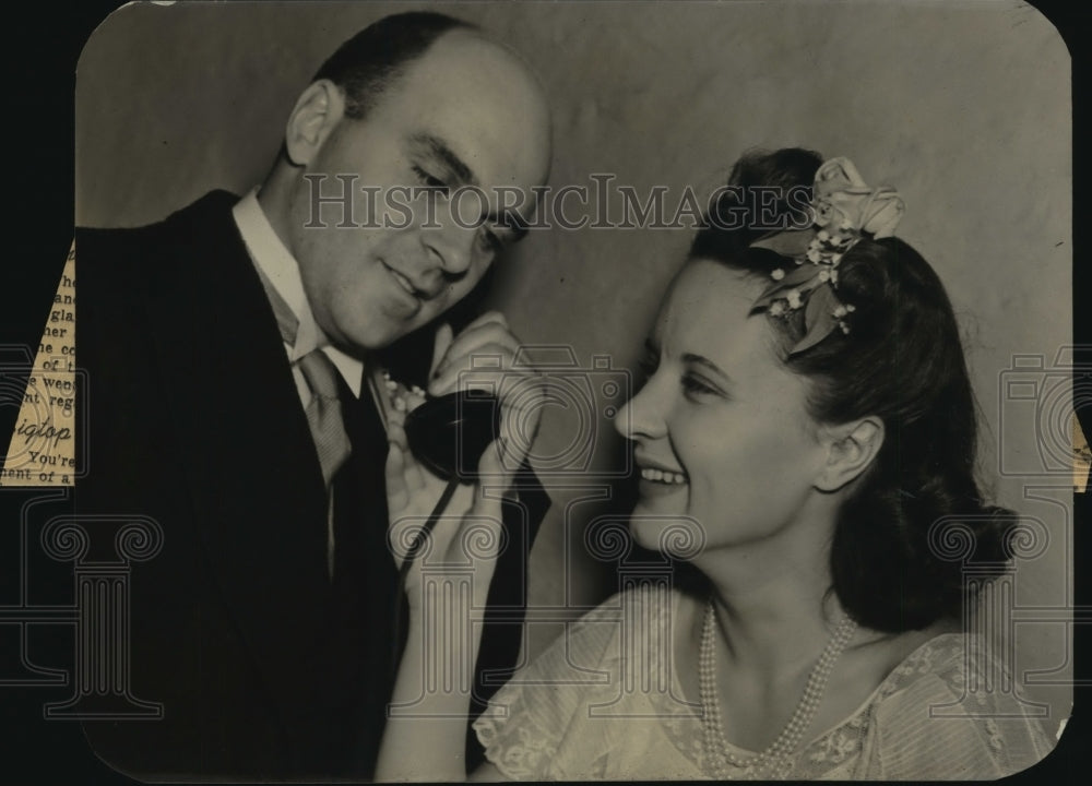 1941 Press Photo Mr &amp; Mrs Charles E Kohl receiving Best Wishes greetings-Historic Images