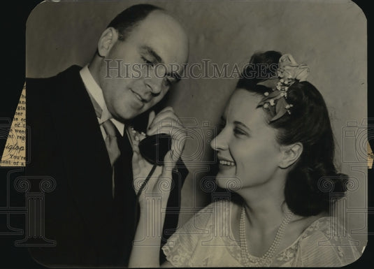 1941 Press Photo Mr & Mrs Charles E Kohl receiving Best Wishes greetings-Historic Images