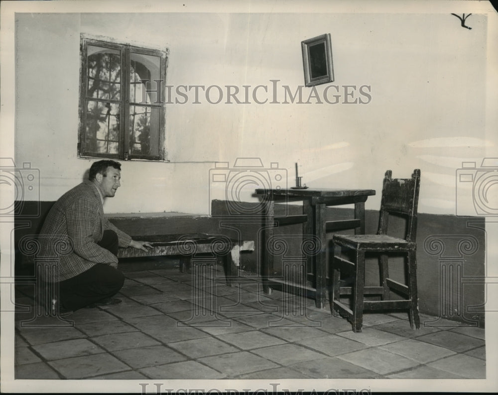 1949 Press Photo Jean Lempereur with the bed he made at San Fernando Mission- Historic Images