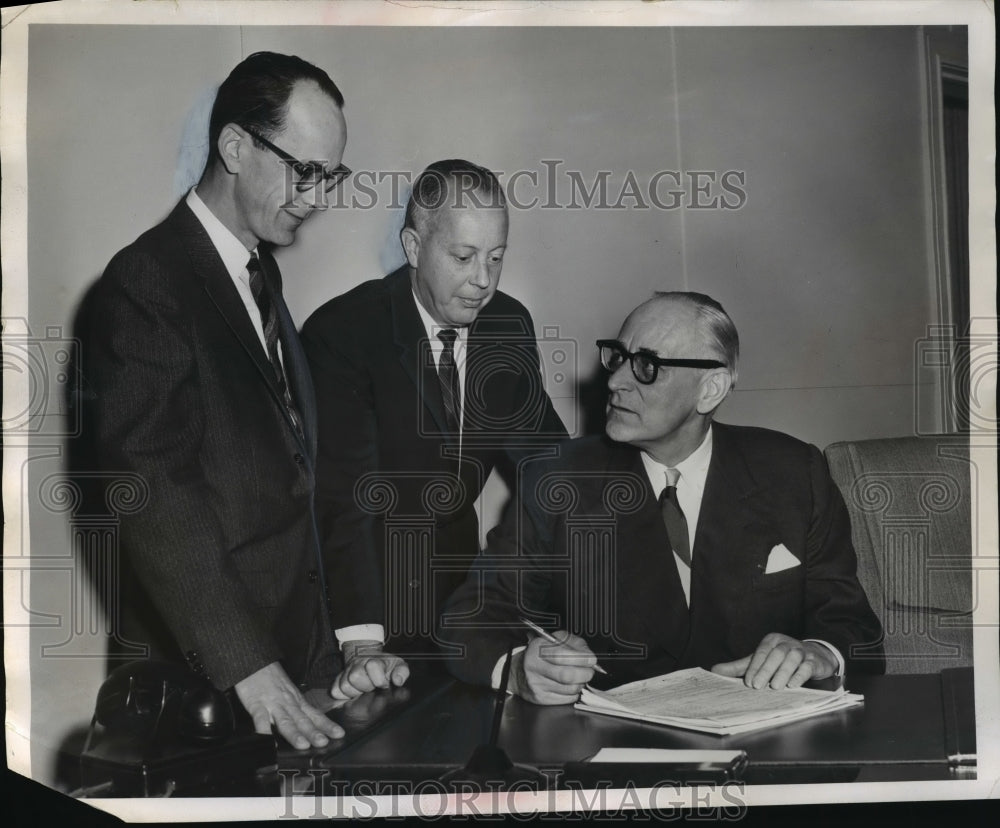 1960 Press Photo William G Brumder, First Wisconsin&#39;s president &amp; board chairman - Historic Images