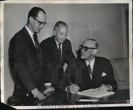 1960 Press Photo William G Brumder, First Wisconsin's president & board chairman - Historic Images
