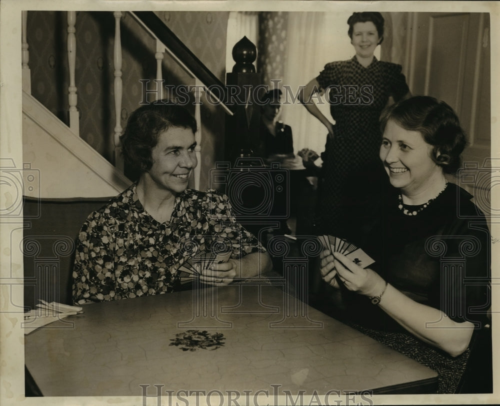 1939 Press Photo Mrs R Blanz playing cards with Mrs CW Brayant - mja16365 - Historic Images