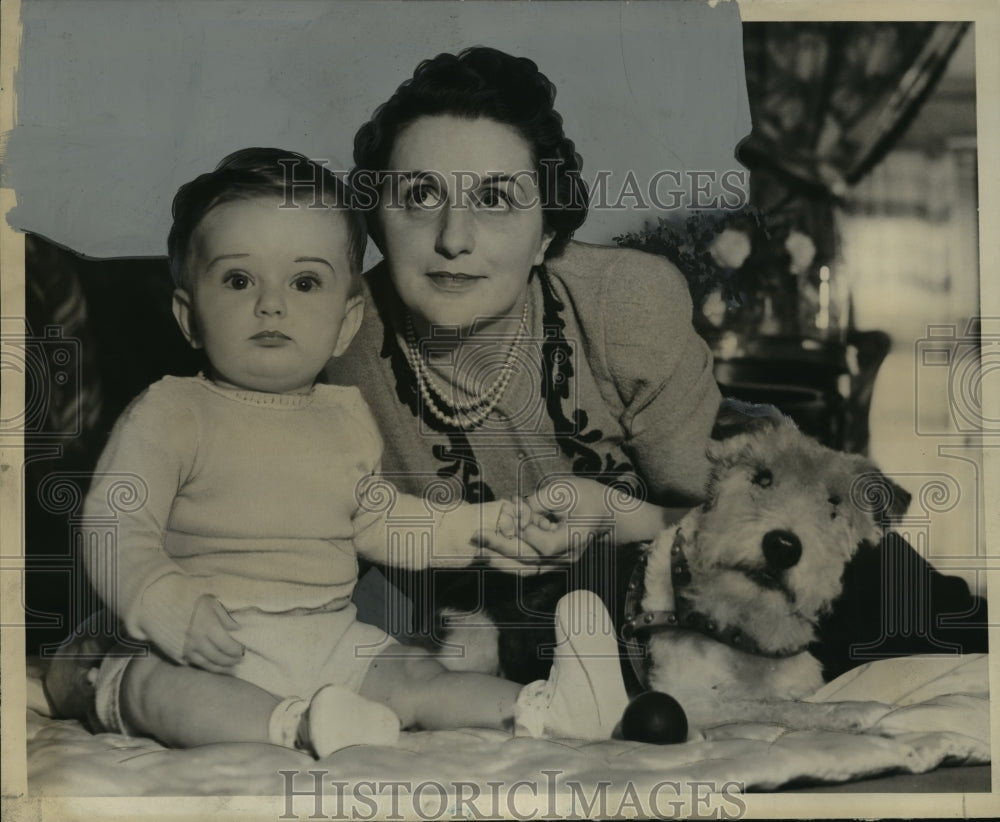 1938 Mrs. Mills, pictured with 7 - Historic Images