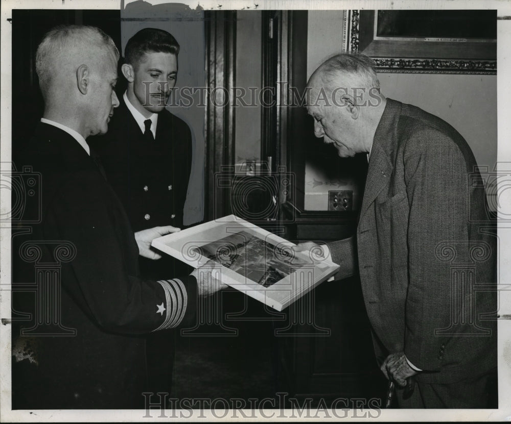 1946 Press Photo A personal gift to Gov. Gooland from U.S. Navy - mja16527- Historic Images