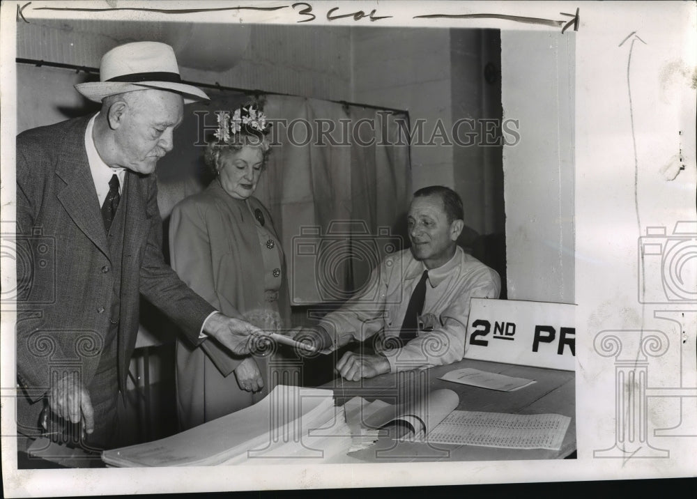 1946 Press Photo Gov. Goodland hands his ballot to Ted Zibes, election clerk - Historic Images