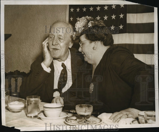 1946 Press Photo Mrs. Blanche B. Hogue and Governor Goodland at Medford Hotel-Historic Images