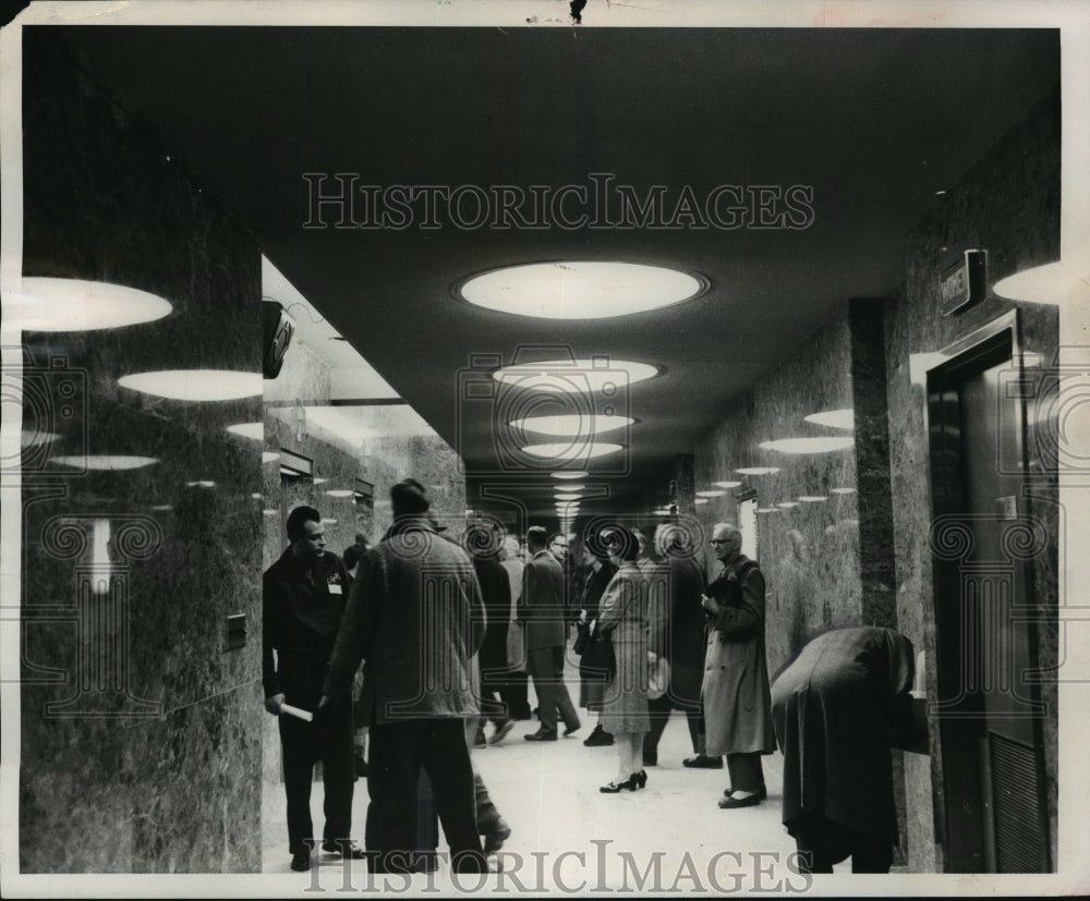 1960 Press Photo Visitors to the ceremonies dedicating the new Municipal Bldg. - Historic Images