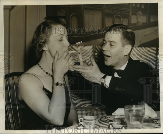 1941 Press Photo Mr. A.H. Burhour and Leslie Carter - mja16599