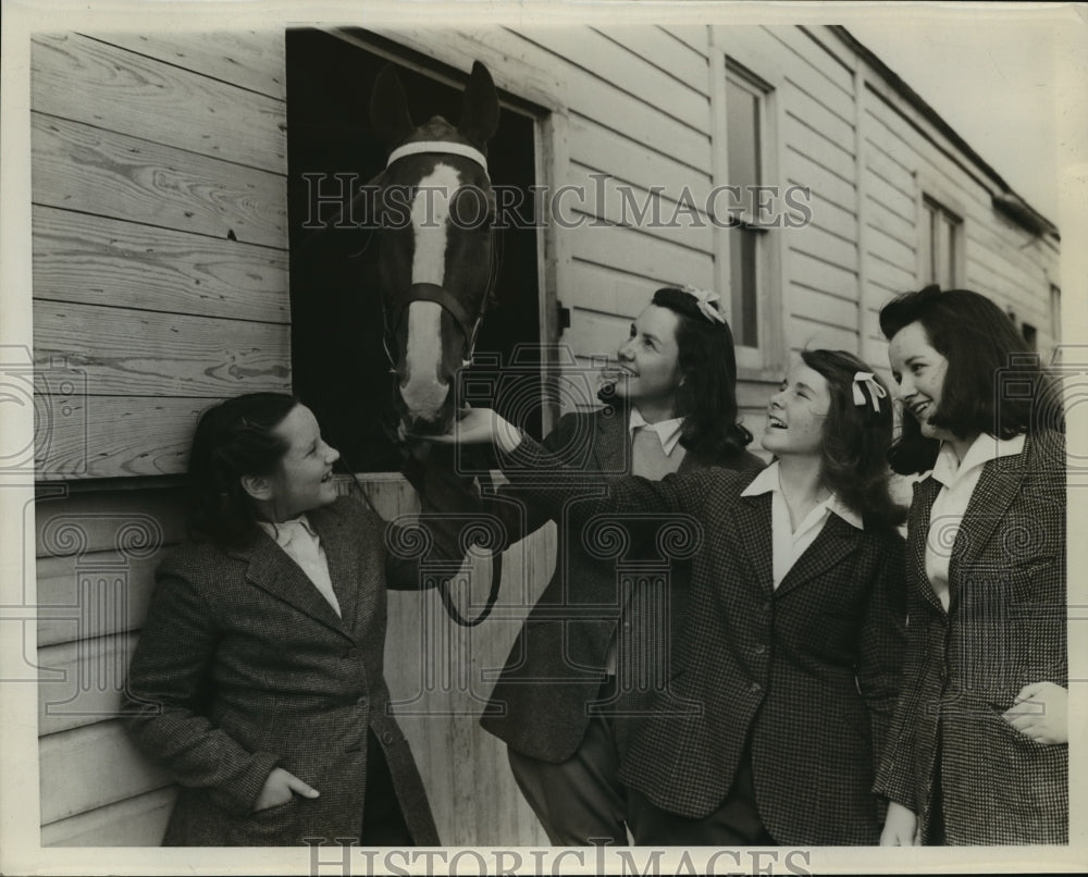 1940 Press Photo Virginia, Marion, Joan &amp; Ann Fruit with horse, Major - Historic Images