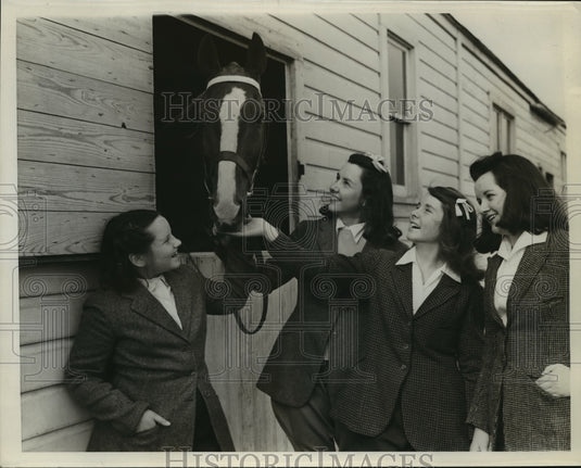 1940 Press Photo Virginia, Marion, Joan & Ann Fruit with horse, Major - Historic Images