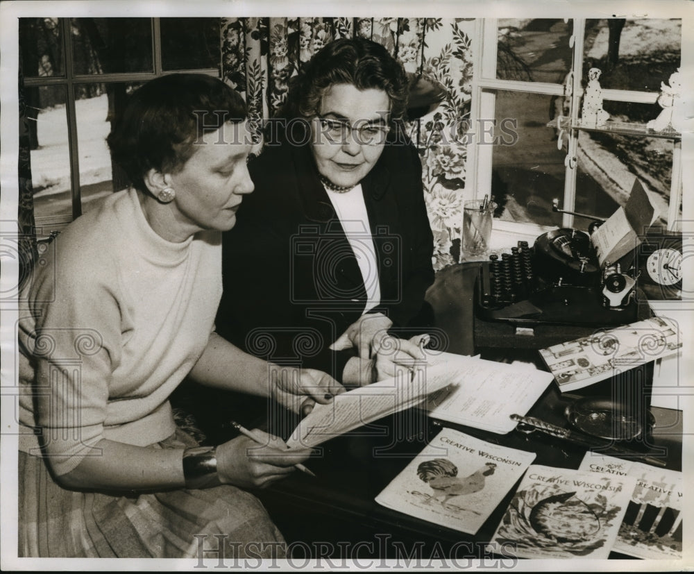 1956 Press Photo Mrs Neita Friend &amp; Mrs. M. Freer work on Creative Wisconsin - Historic Images