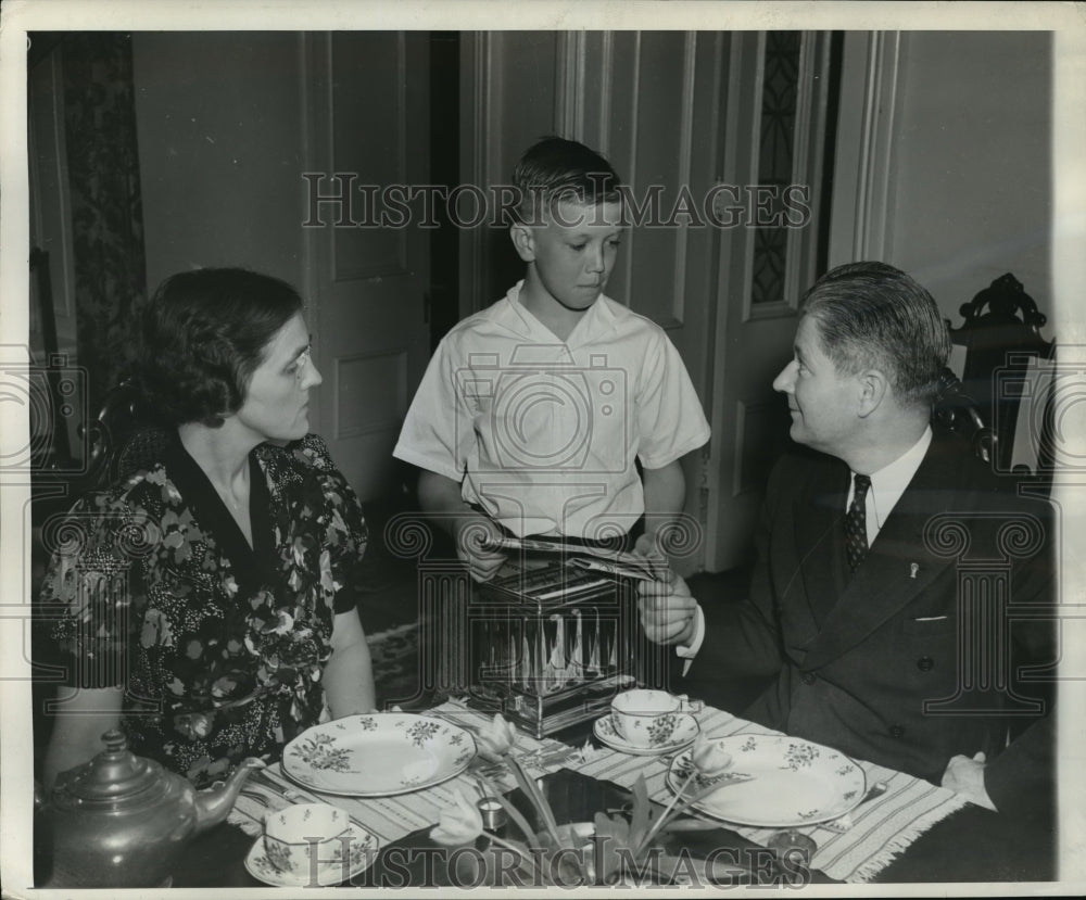 1938 Press Photo Gov &amp; Mrs Phillip LaFollette w/ son Bob III - mja16750 - Historic Images