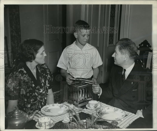 1938 Press Photo Gov & Mrs Phillip LaFollette w/ son Bob III - mja16750 - Historic Images