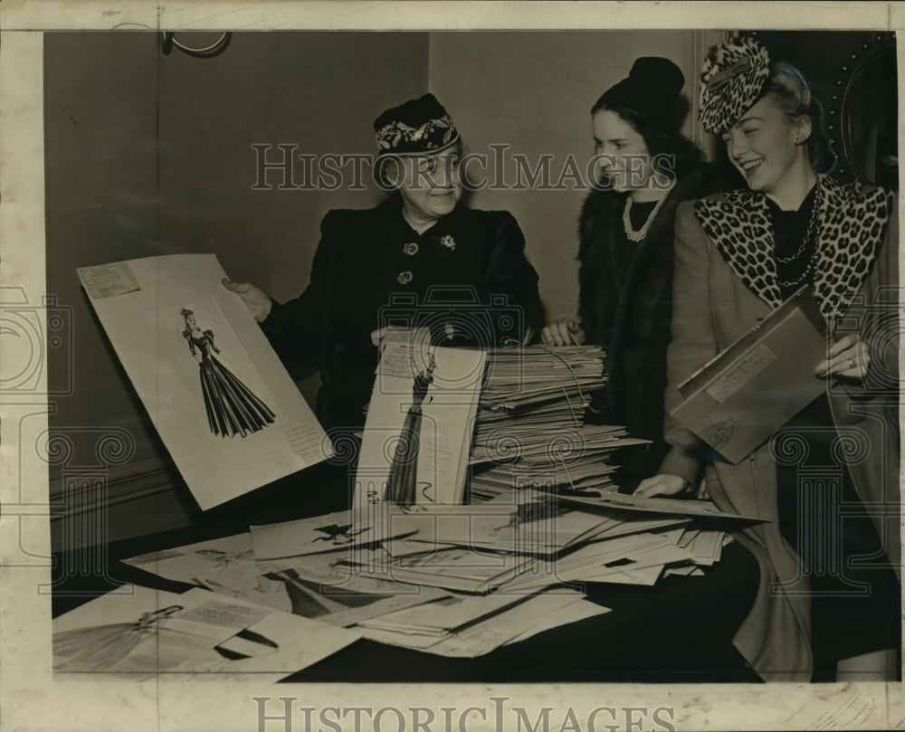 1940 Press Photo Milwaukee society, judges in Sentinel&#39;s Feminine Fair dress - Historic Images