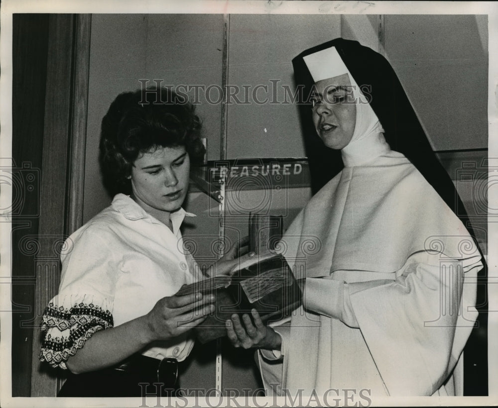 1952 Press Photo A nun teaching a student about the bible-Historic Images