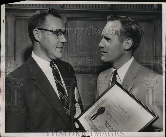 1955 Press Photo Robert W Braeger, GM & sec-treas of King Braeger Chevrolet Co - Historic Images