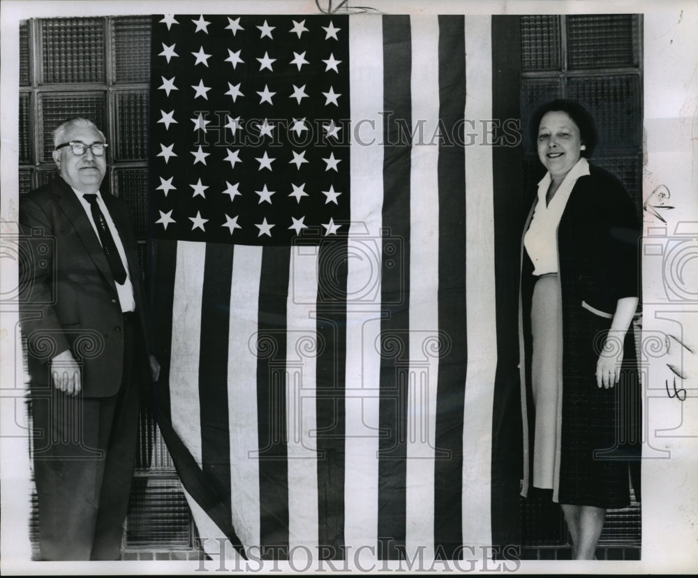 1981 Press Photo Dr. and Mrs. E.T. Ackerman with United States of America flag - Historic Images