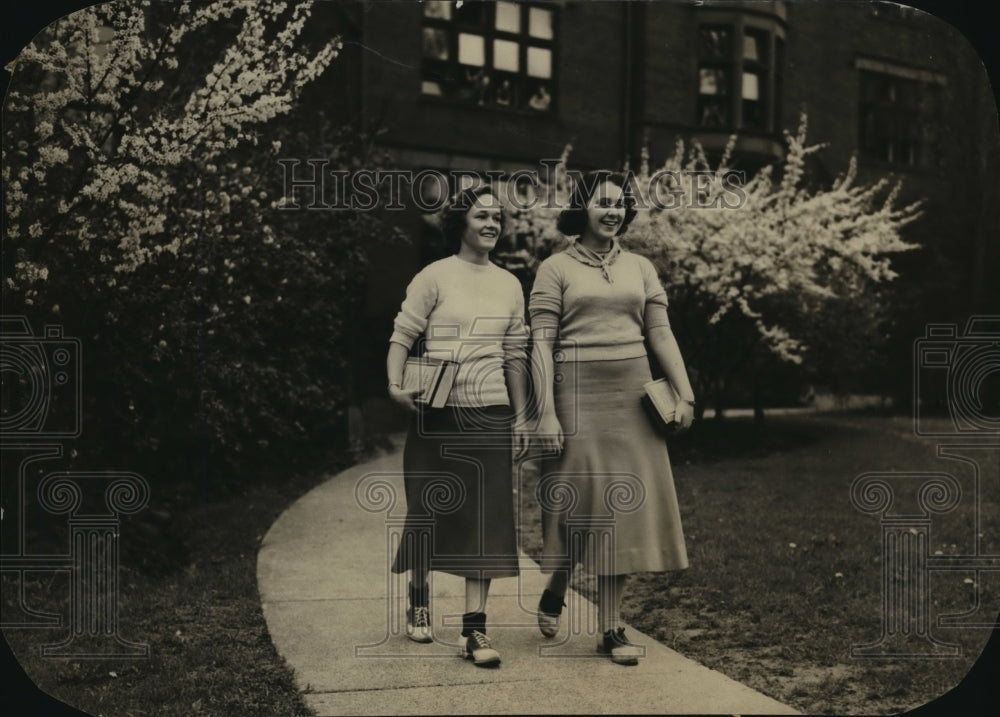 1937 Press Photo Junior class retiring pres Patty Miller &amp; successor Nancy Allis-Historic Images