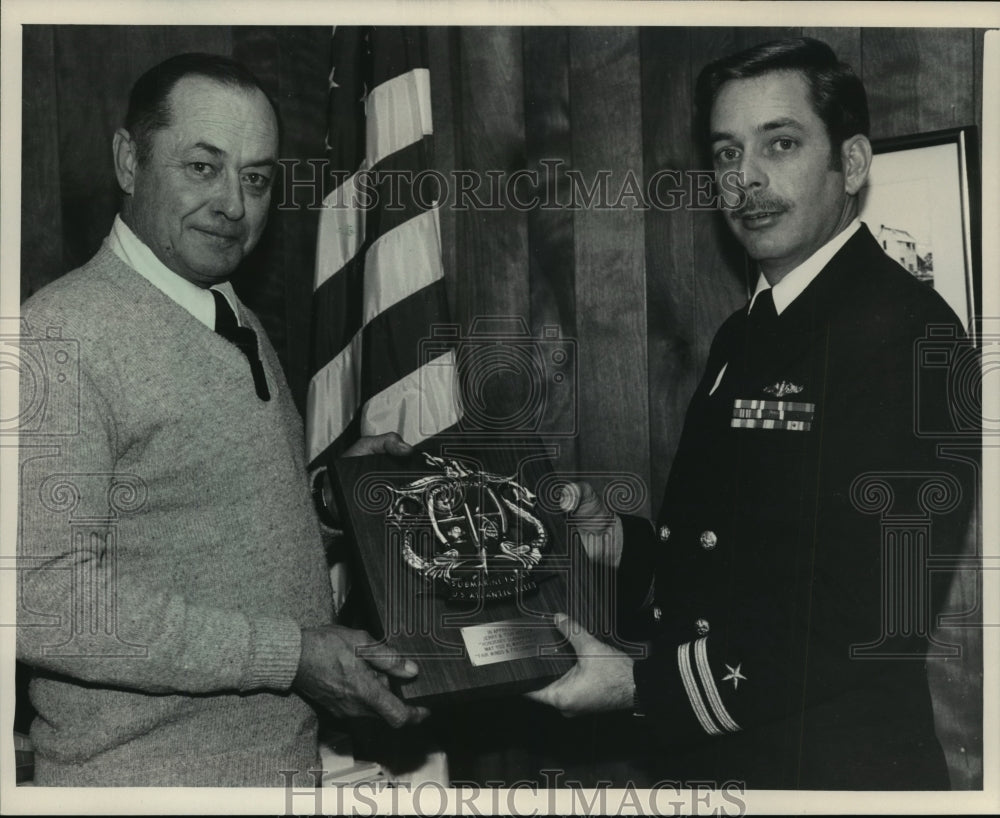 1985 Press Photo Navy Lt. Charles Walker in charge of ELF communications - Historic Images