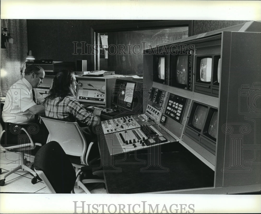 1982 Press Photo WTMJ-FM &amp; MTMJ-TV control rooms - mja17120 - Historic Images