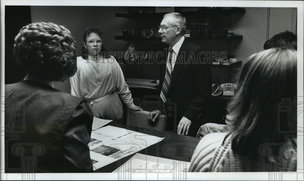 1990 Press Photo Waukesha Mayor Paul Vrakas meets with Nichole Tiegs - mja17175 - Historic Images