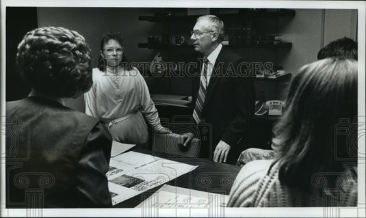 1990 Press Photo Waukesha Mayor Paul Vrakas meets with Nichole Tiegs - mja17175 - Historic Images
