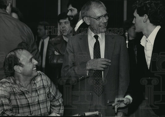 1986 Press Photo Paul Vrakas congratulated by his brother, Bob and son, Andrew-Historic Images