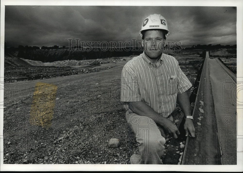 1992 Press Photo Doug Mayger, Vulcan District and Manager for Wis. - mja17190 - Historic Images