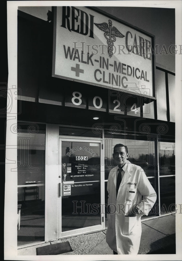 1989 Press Photo Medical director M.M. Aquino run Redi-Care Waik-In-Medical - Historic Images