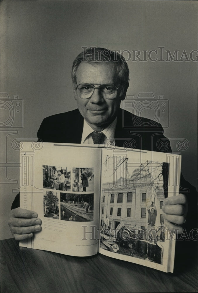 1986 Press Photo Waukesha Mayor Paul Vrakas held a copy of the book One Day USA-Historic Images