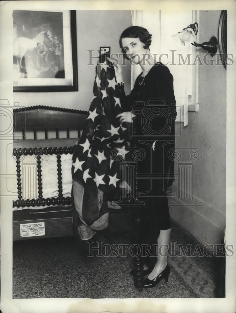 1930 Press Photo Flag w/ Verne Connor, covering Abraham Lincoln&#39;s body-Historic Images
