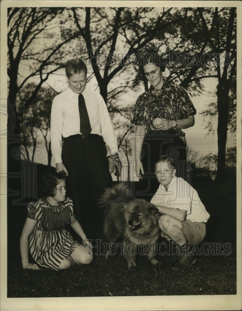 1938 Press Photo Gov &amp; Mrs Philip F LaFollette with their two children and dog - Historic Images