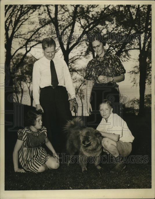 1938 Press Photo Gov & Mrs Philip F LaFollette with their two children and dog - Historic Images