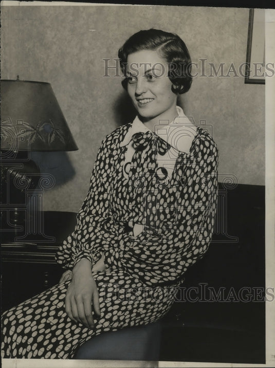 1935 Cecil Moynihan to be married to Robert Bruce at Holy Rosary - Historic Images