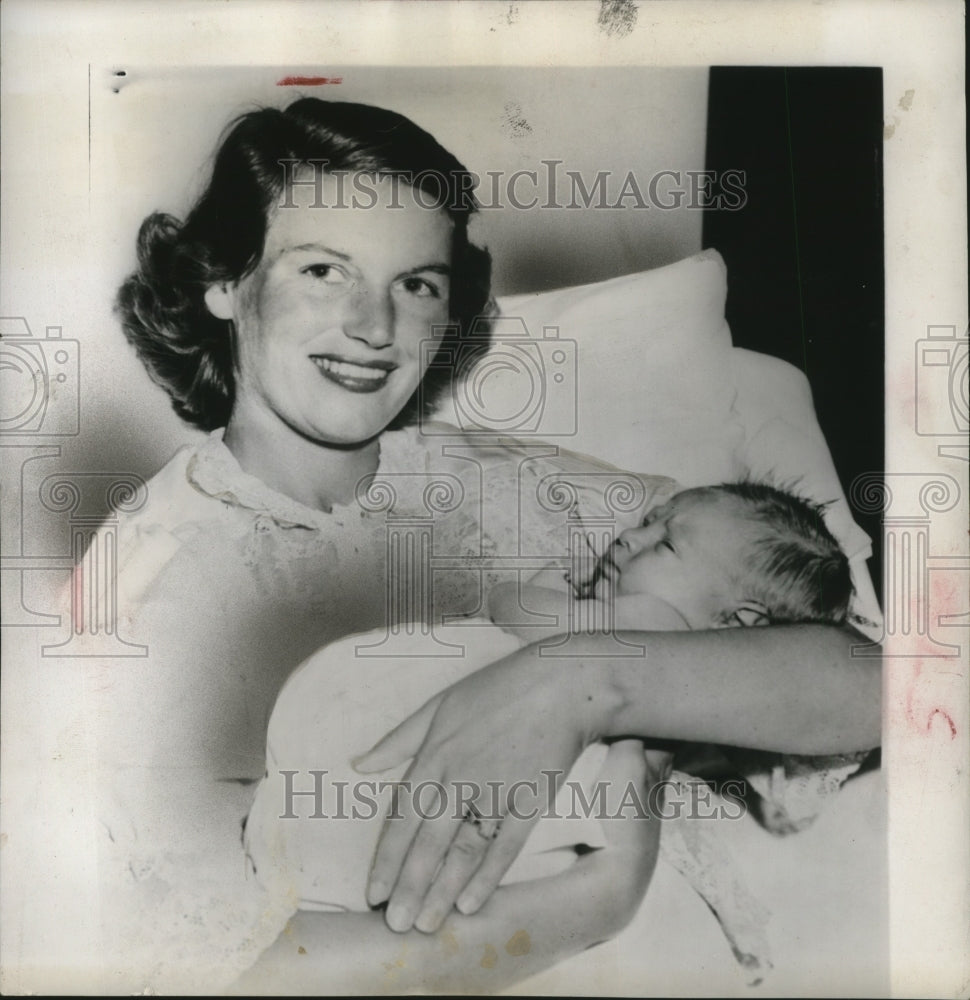 1953 Press Photo Mrs. August Busch Jr. &amp; newborn son at St. Louis Hospital - Historic Images