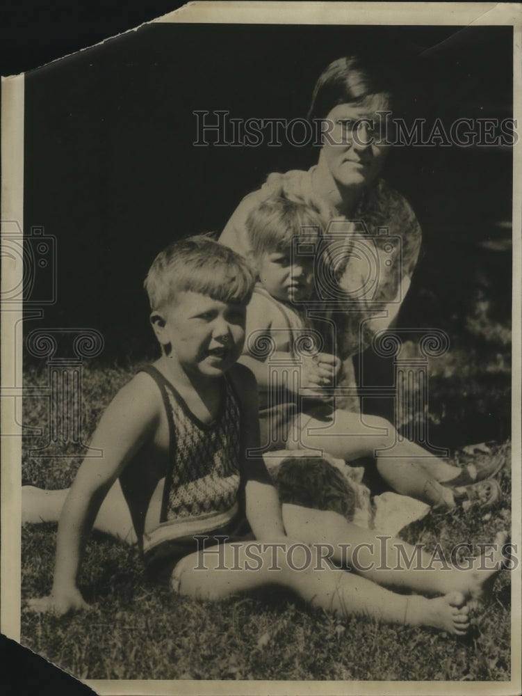 1931 Press Photo Mrs Phil LaFollette w/ children Bobby III &amp; Judith - mja17615-Historic Images