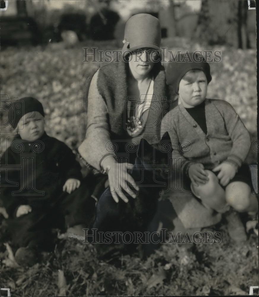 1930 Press Photo Mrs Phil LaFollette w/ children Judith &amp; Robert III w/ pet dog-Historic Images