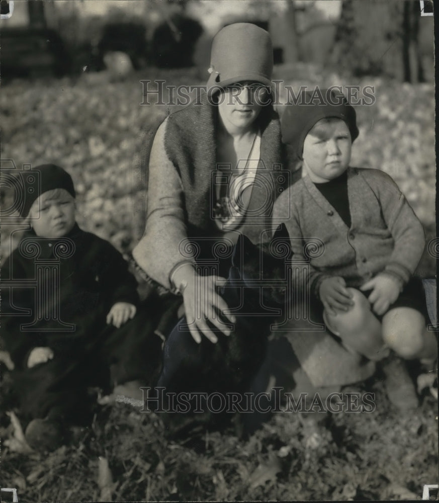 1930 Press Photo Mrs Phil LaFollette w/ children Judith & Robert III w/ pet dog-Historic Images