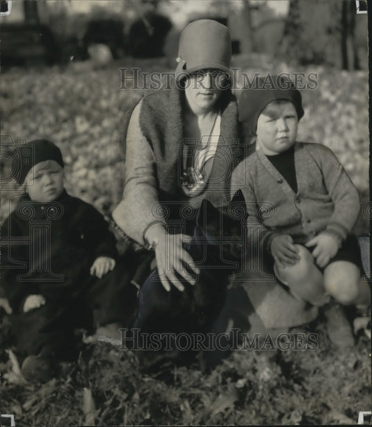 1930 Press Photo Mrs Phil LaFollette w/ children Judith & Robert III w/ pet dog-Historic Images
