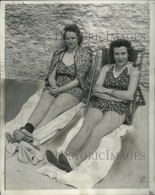 1937 Press Photo Margaret Ann Gerich & Erminie Sherman at Princess Hotel Pool - Historic Images