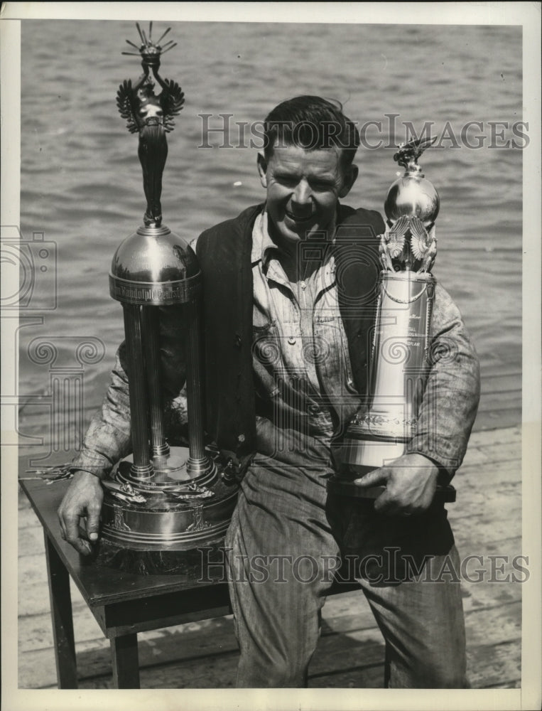 1939 Press Photo Clayton Bishop with William Randolph Hearst Trophy &amp; Walker Cup- Historic Images