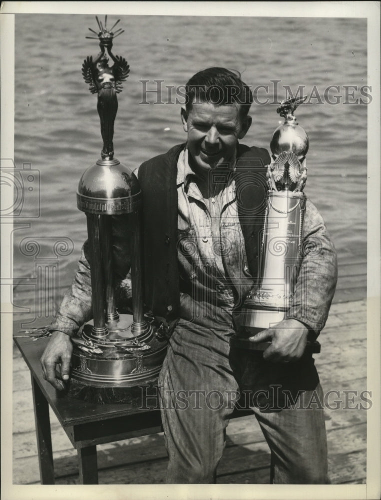 1939 Press Photo Clayton Bishop with William Randolph Hearst Trophy & Walker Cup- Historic Images