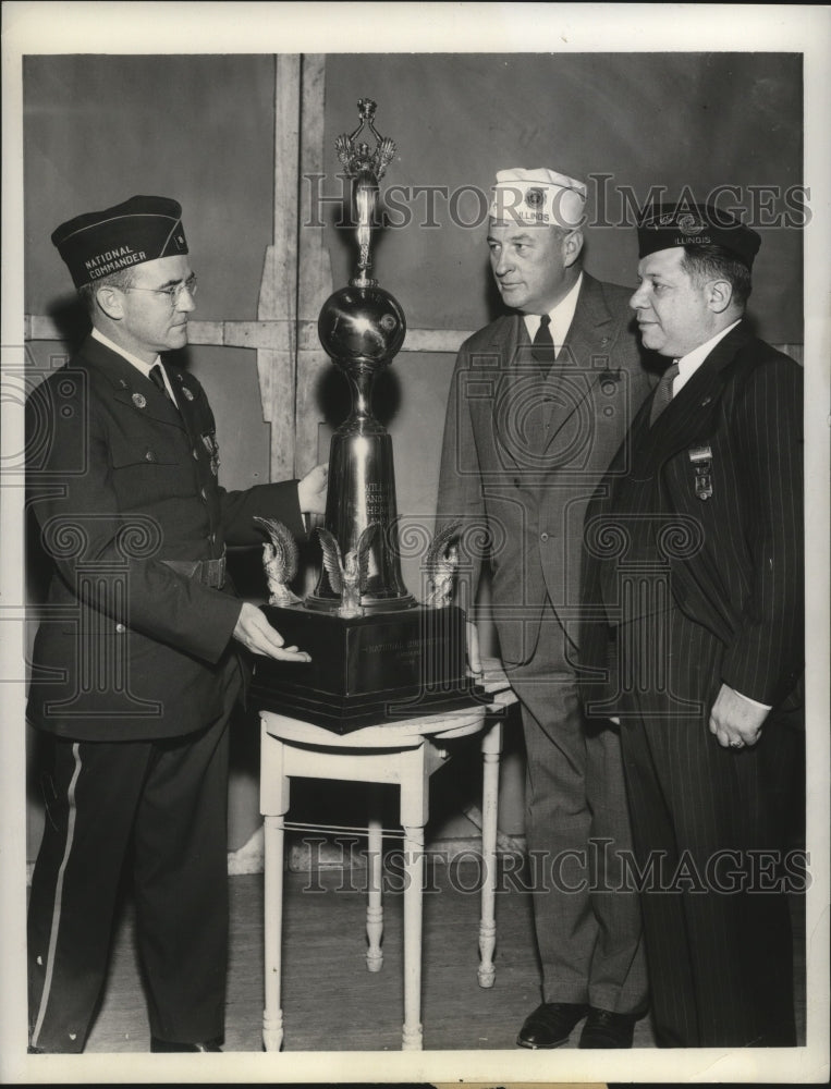 1939 Press Photo Chadwick presents William Randolph Hearst trophy to Bittinger-Historic Images