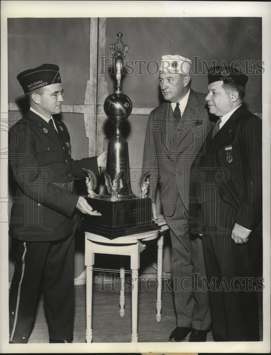 1939 Press Photo Chadwick presents William Randolph Hearst trophy to Bittinger-Historic Images