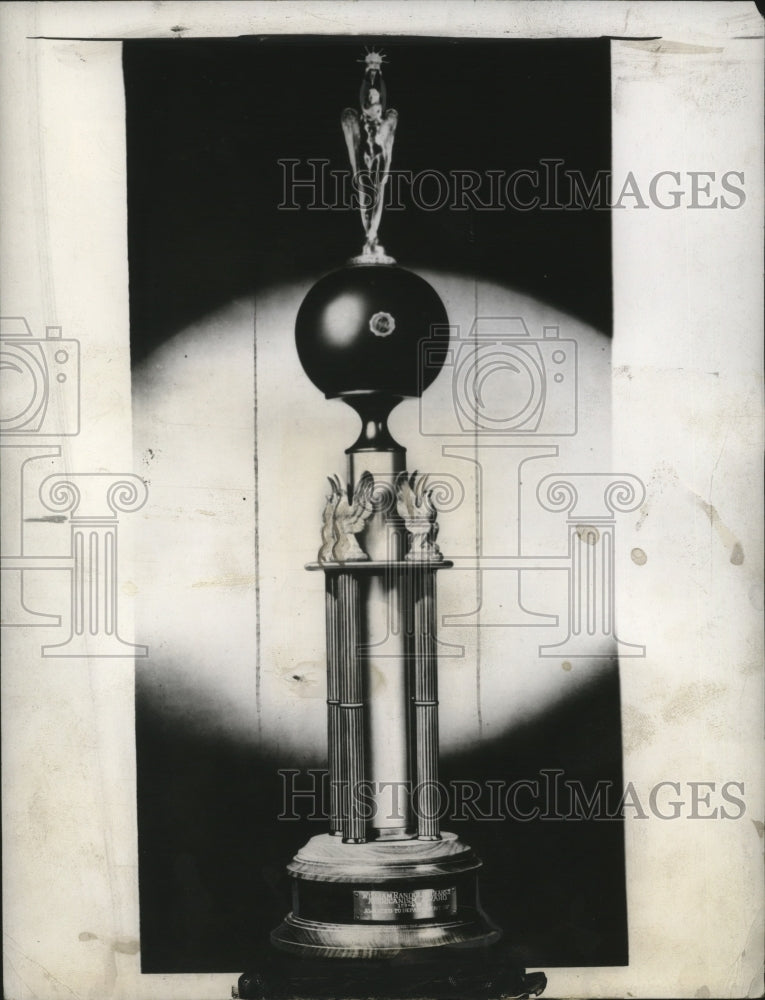 1943 Press Photo William Randolph Hearst trophy awarded to American Legion - Historic Images