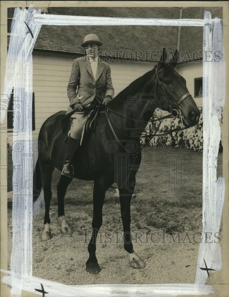 1939 Press Photo Mrs Werner Lutz on her horse - mja17843-Historic Images
